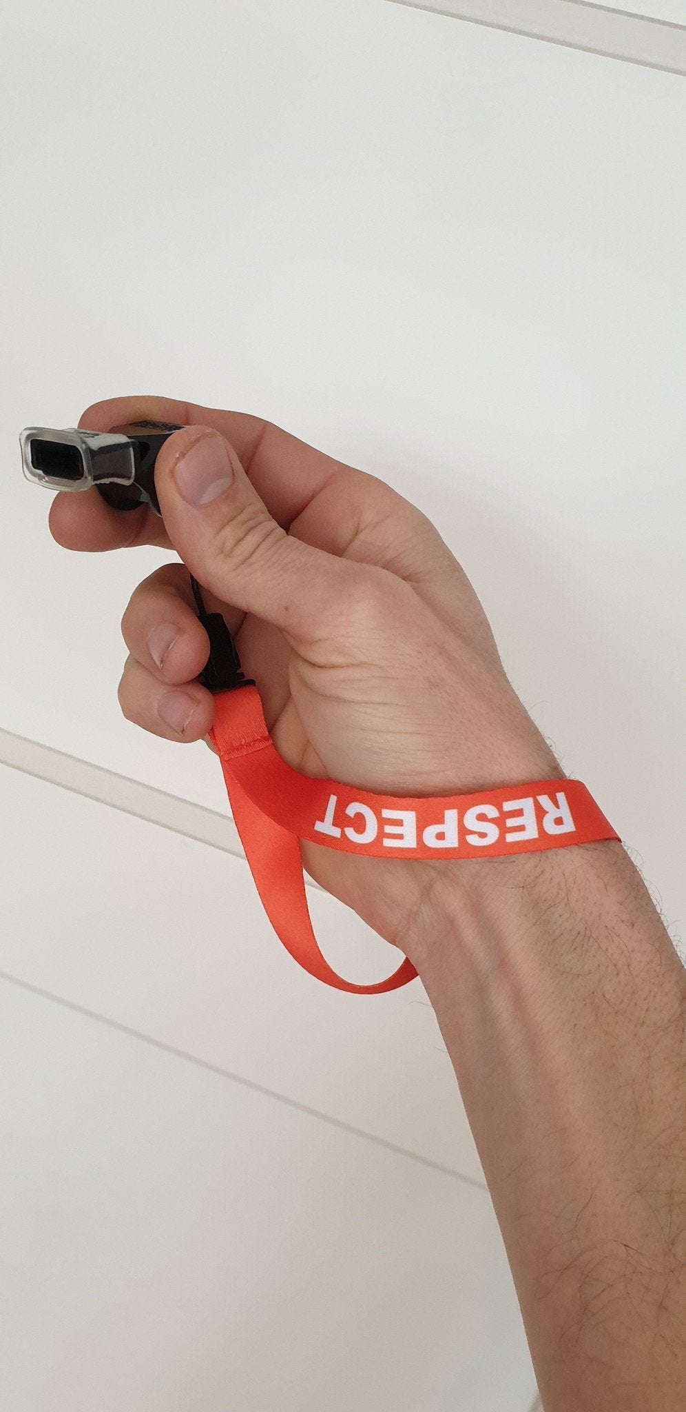 Polsband "respect" voor scheidsrechters fluit